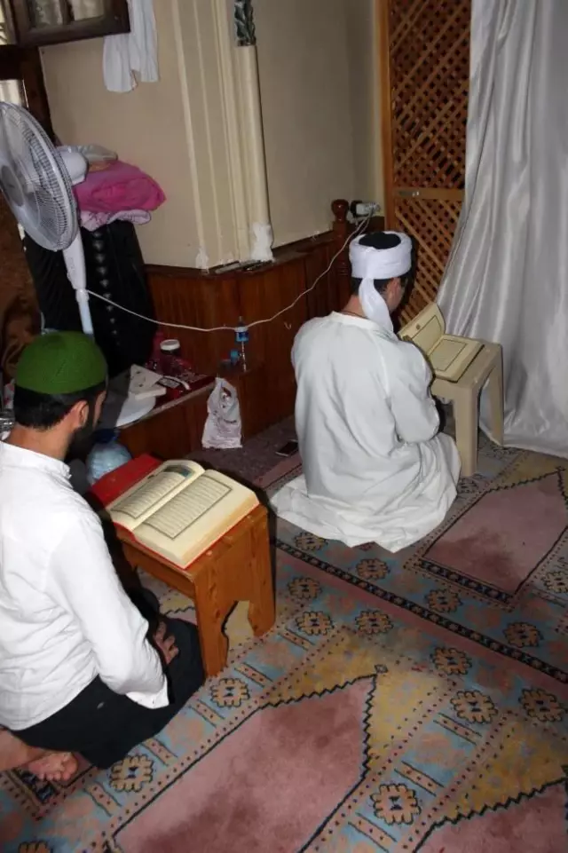Korona virüs nedeniyle itikafa girenlerin sayısı da düştü Korona virüs nedeniyle itikafa girenlerin sayısı da düştü