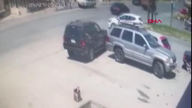 KÜÇÜKÇEKMECE'DE KAMYONETİN ÇOCUĞA ÇARPTIĞI FECİ KAZA KAMERADA KÜÇÜKÇEKMECE'DE KAMYONETİN ÇOCUĞA ÇARPTIĞI FECİ KAZA KAMERADA