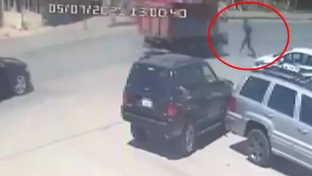 Küçükçekmece'de kamyonetin çocuğa çarptığı feci kaza kamerada Küçükçekmece'de kamyonetin çocuğa çarptığı feci kaza kamerada