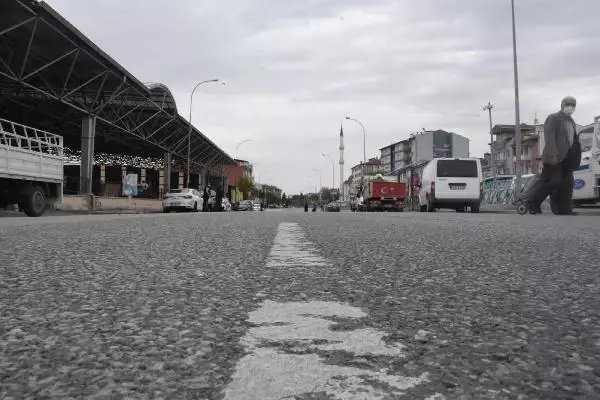 Kütahya'da, kurulan semt pazarları için 9 cadde trafiğe kapatıldı Kütahya'da, kurulan semt pazarları için 9 cadde trafiğe kapatıldı