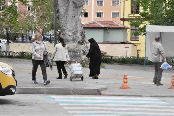 Kütahya'da, kurulan semt pazarları için 9 cadde trafiğe kapatıldı Kütahya'da, kurulan semt pazarları için 9 cadde trafiğe kapatıldı
