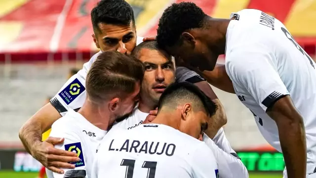Fransız ekibi Lille, Burak Yılmaz'la şampiyonluğa koşuyor Fransız ekibi Lille, Burak Yılmaz'la şampiyonluğa koşuyor