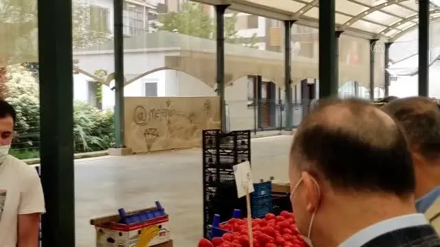 Maltepe'de halk pazarları Kovid-19 tedbirlerine uyularak açıldı Maltepe'de halk pazarları Kovid-19 tedbirlerine uyularak açıldı