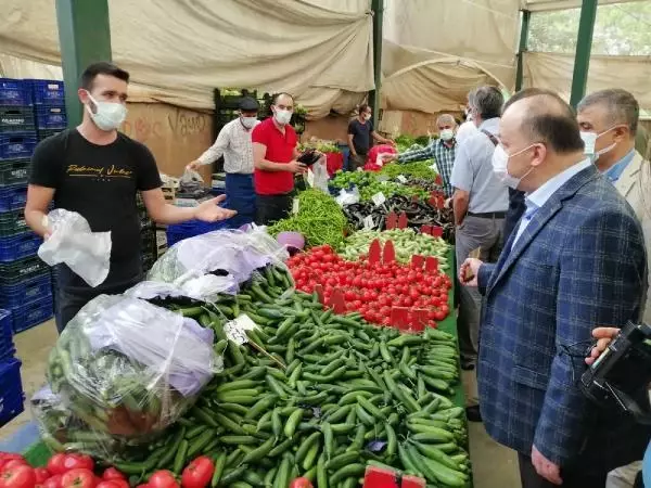 MALTEPE'DEKİ DENETİME KATILAN KAYMAKAMA SESLENEN PAZARCI BİZİ DİNLEMİYORLAR MALTEPE'DEKİ DENETİME KATILAN KAYMAKAMA SESLENEN PAZARCI BİZİ DİNLEMİYORLAR