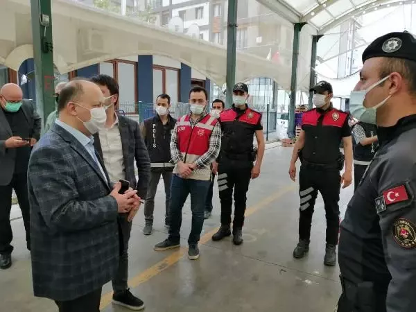 MALTEPE'DEKİ DENETİME KATILAN KAYMAKAMA SESLENEN PAZARCI BİZİ DİNLEMİYORLAR MALTEPE'DEKİ DENETİME KATILAN KAYMAKAMA SESLENEN PAZARCI BİZİ DİNLEMİYORLAR