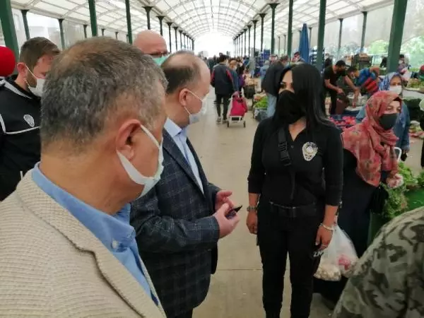 MALTEPE'DEKİ DENETİME KATILAN KAYMAKAMA SESLENEN PAZARCI BİZİ DİNLEMİYORLAR MALTEPE'DEKİ DENETİME KATILAN KAYMAKAMA SESLENEN PAZARCI BİZİ DİNLEMİYORLAR