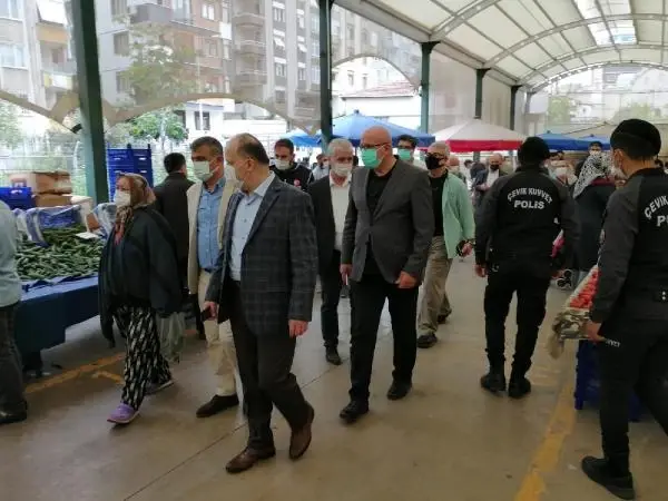 MALTEPE'DEKİ DENETİME KATILAN KAYMAKAMA SESLENEN PAZARCI BİZİ DİNLEMİYORLAR MALTEPE'DEKİ DENETİME KATILAN KAYMAKAMA SESLENEN PAZARCI BİZİ DİNLEMİYORLAR