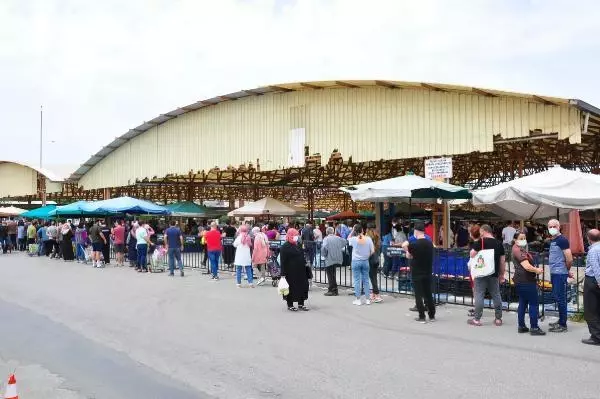 Manisa'da semt pazarlarının girişinde yoğunluk oluştu