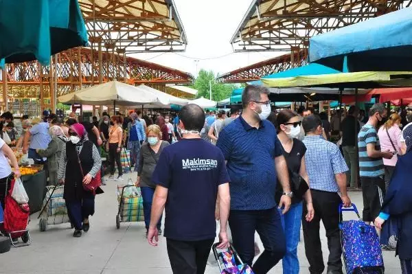 Manisa'da semt pazarlarının girişinde yoğunluk oluştu