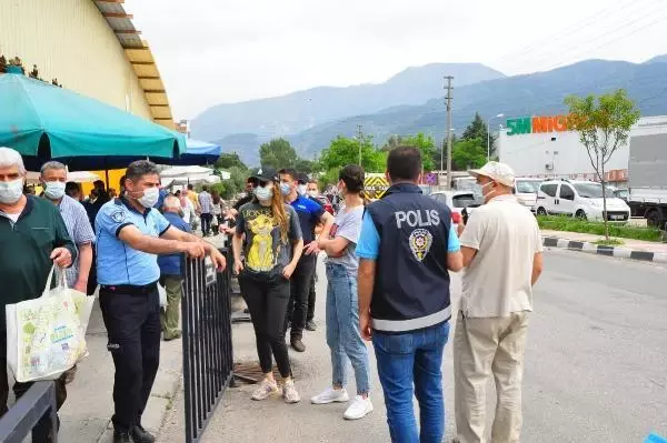 Manisa'da semt pazarlarının girişinde yoğunluk oluştu