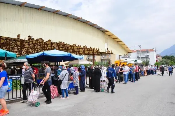 Manisa'da semt pazarlarının girişinde yoğunluk oluştu