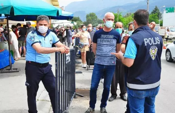 Manisa'da semt pazarlarının girişinde yoğunluk oluştu