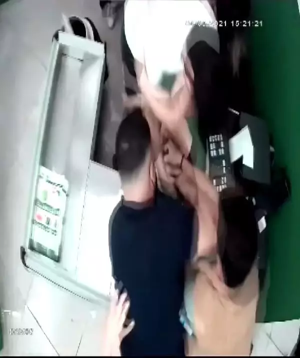 Son dakika! Market görevlisinin arkadaşları tarafından darp edilmesi kamerada Son dakika! Market görevlisinin arkadaşları tarafından darp edilmesi kamerada