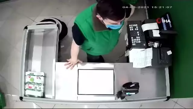 Son dakika! Market görevlisinin arkadaşları tarafından darp edilmesi kamerada Son dakika! Market görevlisinin arkadaşları tarafından darp edilmesi kamerada