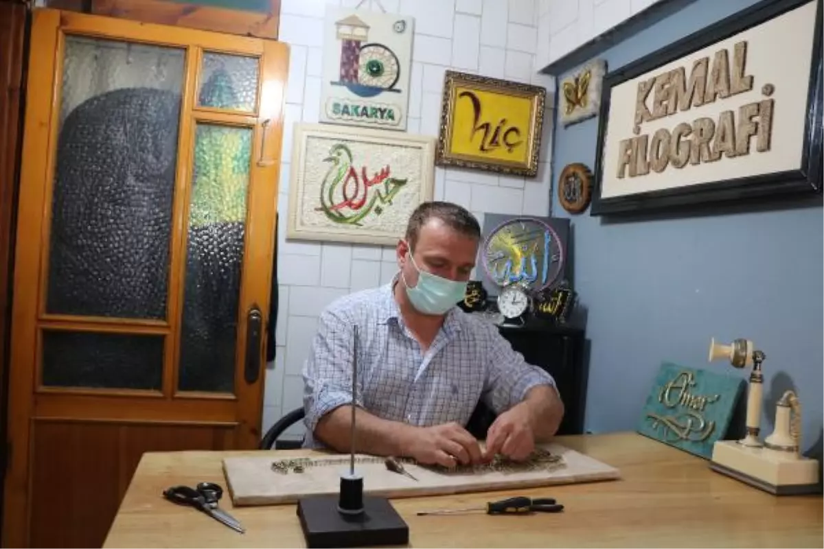 Marketinin deposunda filografi yapıyor