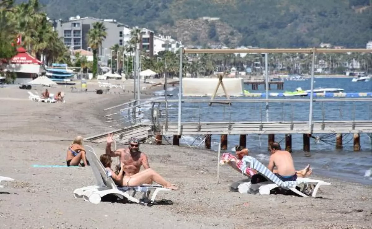 Marmaris'te turistler deniz ve güneşin keyfini çıkartıyor