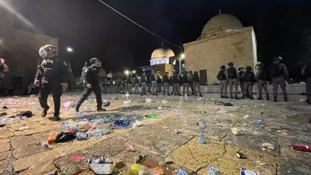 Mescid-i Aksa'da namaz kılan cemaate saldıran İsrail polisine Türkiye'den tepkiler peş peşe geldi Mescid-i Aksa'da namaz kılan cemaate saldıran İsrail polisine Türkiye'den tepkiler peş peşe geldi