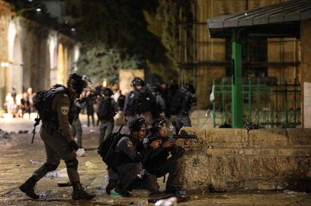 Mescid-i Aksa'da namaz kılan cemaate saldırı! İsrail polisine Türkiye'den tepkiler peş peşe geldi