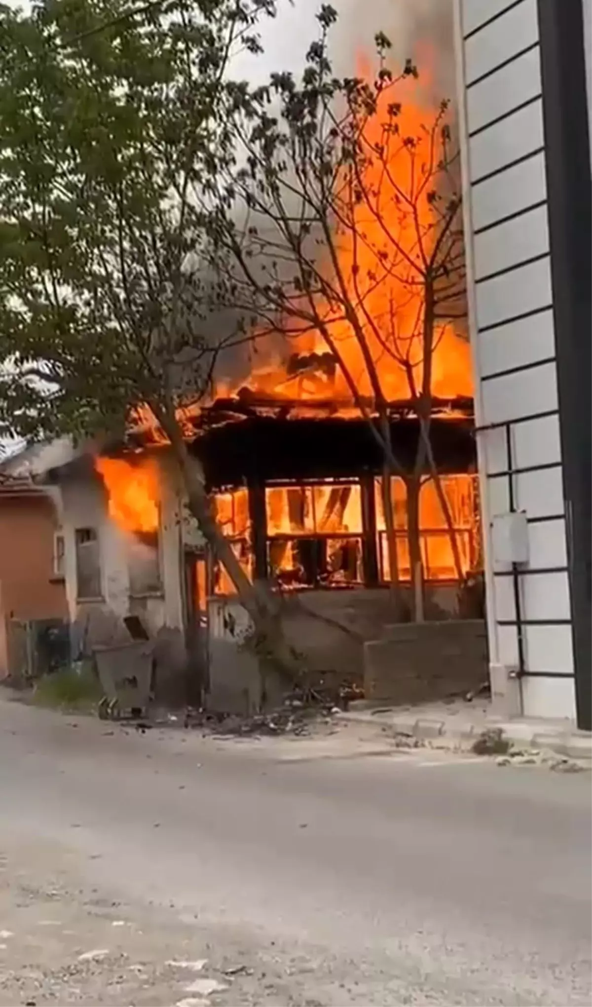 Metruk ev alev alev yandı