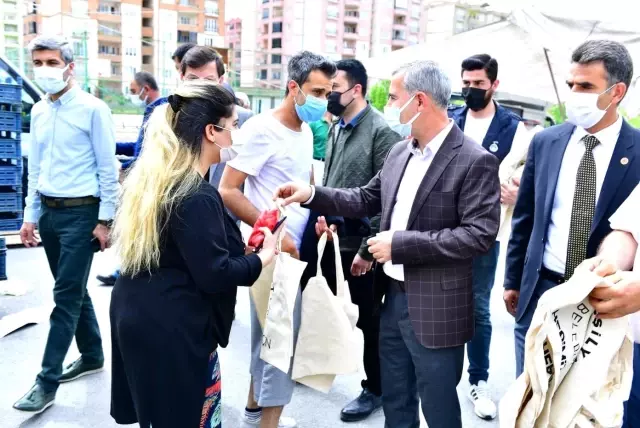 Milletvekili Tüfenkci ve Başkan Çınar'dan semt pazarı ziyareti Milletvekili Tüfenkci ve Başkan Çınar'dan semt pazarı ziyareti
