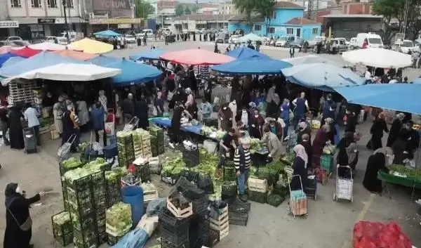 Pazar yerlerinde yoğunluk yaşandı, girişlerde kuyruklar oluştu Pazar yerlerinde yoğunluk yaşandı, girişlerde kuyruklar oluştu