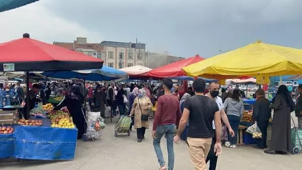 Pazar yerlerinde yoğunluk yaşandı, girişlerde kuyruklar oluştu Pazar yerlerinde yoğunluk yaşandı, girişlerde kuyruklar oluştu