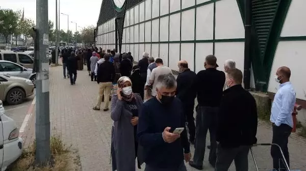 Pazar yerlerinde yoğunluk yaşandı, girişlerde kuyruklar oluştu Pazar yerlerinde yoğunluk yaşandı, girişlerde kuyruklar oluştu
