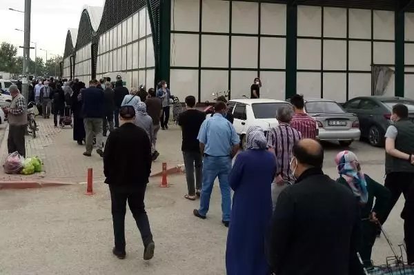Pazar yerlerinde yoğunluk yaşandı, girişlerde kuyruklar oluştu Pazar yerlerinde yoğunluk yaşandı, girişlerde kuyruklar oluştu