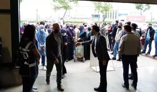 Pazar yerlerinde yoğunluk yaşandı, girişlerde kuyruklar oluştu Pazar yerlerinde yoğunluk yaşandı, girişlerde kuyruklar oluştu