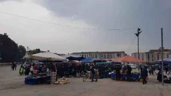Pazar yerlerinde yoğunluk yaşandı, girişlerde kuyruklar oluştu Pazar yerlerinde yoğunluk yaşandı, girişlerde kuyruklar oluştu