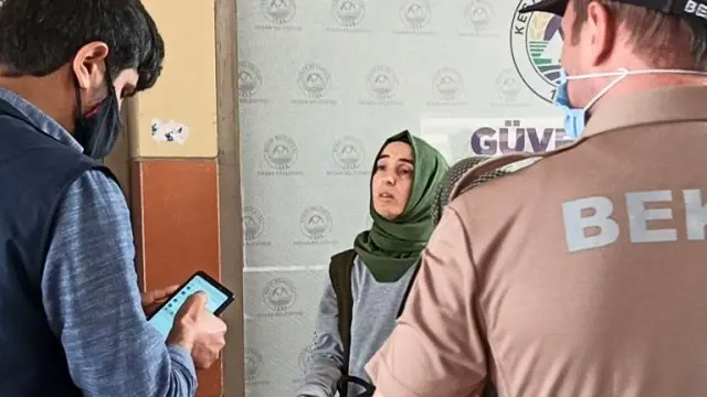 Pazaryerine maskesiz girmeye çalıştı, 'Bu benim yasal hakkım' diyerek kendisini savundu Pazaryerine maskesiz girmeye çalıştı, 'Bu benim yasal hakkım' diyerek kendisini savundu