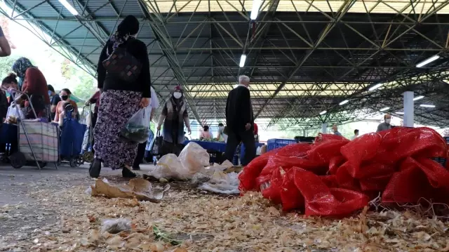 Tam kapanmanın 9. gününde kurulan pazar yerlerine vatandaştan yoğun talep Tam kapanmanın 9. gününde kurulan pazar yerlerine vatandaştan yoğun talep