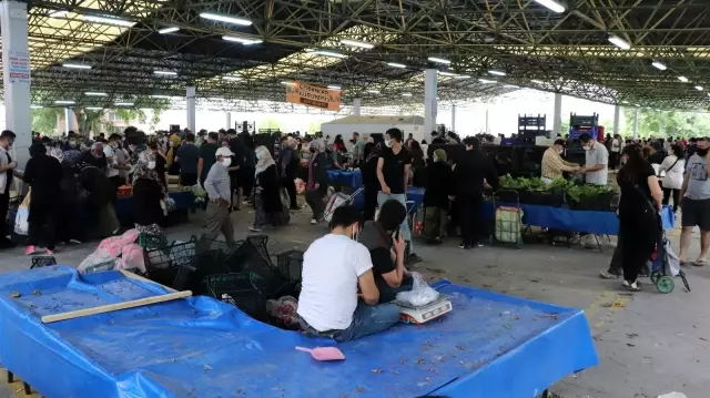 Tam kapanmanın 9. gününde kurulan pazar yerlerine vatandaştan yoğun talep Tam kapanmanın 9. gününde kurulan pazar yerlerine vatandaştan yoğun talep