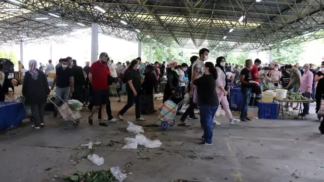 Tam kapanmanın 9. gününde kurulan pazar yerlerine vatandaştan yoğun talep Tam kapanmanın 9. gününde kurulan pazar yerlerine vatandaştan yoğun talep