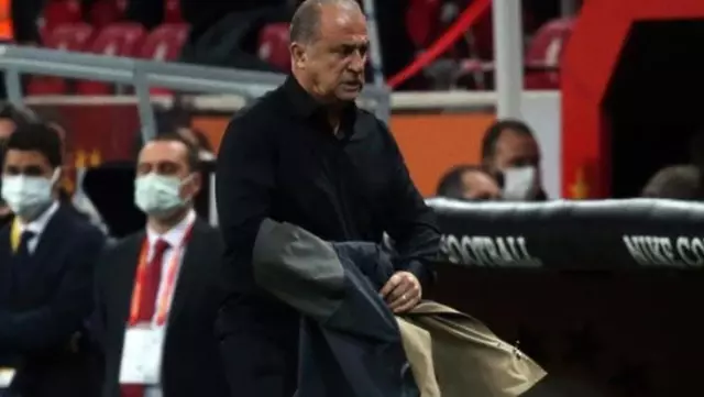 Penaltı kararıyla çılgına dönen Fatih Terim, üstündeki ceketi kulübeye fırlattı Penaltı kararıyla çılgına dönen Fatih Terim, üstündeki ceketi kulübeye fırlattı