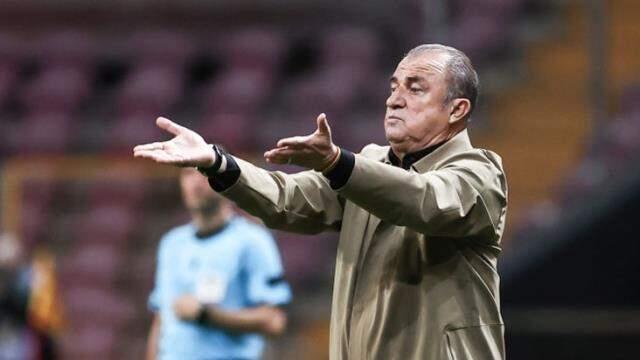 Penaltı kararıyla çılgına dönen Fatih Terim, üstündeki ceketi kulübeye fırlattı Penaltı kararıyla çılgına dönen Fatih Terim, üstündeki ceketi kulübeye fırlattı