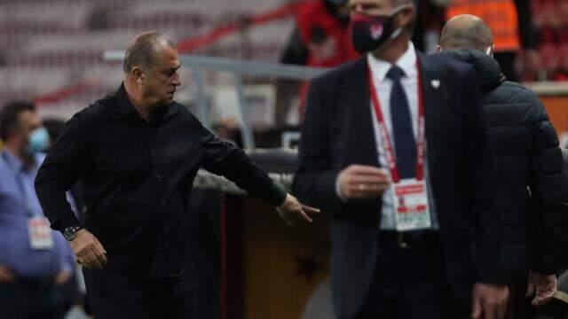 Penaltı kararıyla çılgına dönen Fatih Terim, üstündeki ceketi kulübeye fırlattı Penaltı kararıyla çılgına dönen Fatih Terim, üstündeki ceketi kulübeye fırlattı