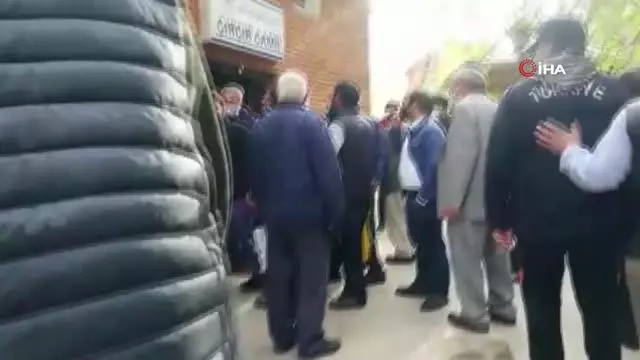 Son dakika haberi! Polis ve vatandaşlar arasında gerginlik Son dakika haberi! Polis ve vatandaşlar arasında gerginlik