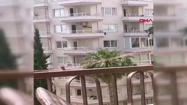 Polisleri kapıda gören suçlu, balkondan balkona atlayıp kaçmaya çalıştı! O anlar kamerada Polisleri kapıda gören suçlu, balkondan balkona atlayıp kaçmaya çalıştı! O anlar kamerada