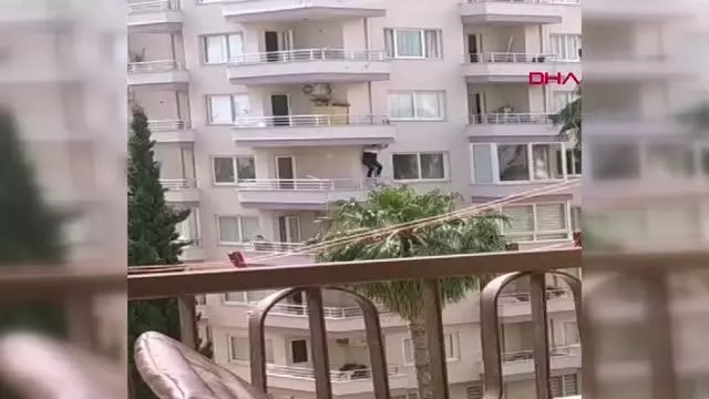 Polisleri kapıda gören suçlu, balkondan balkona atlayıp kaçmaya çalıştı! O anlar kamerada Polisleri kapıda gören suçlu, balkondan balkona atlayıp kaçmaya çalıştı! O anlar kamerada