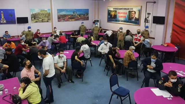 Şampiyonlar Ligi'ne 2. operasyon! Koçbaşıyla basılan kumarhanede şaşırtan manzarayla karşılaştılar Şampiyonlar Ligi'ne 2. operasyon! Koçbaşıyla basılan kumarhanede şaşırtan manzarayla karşılaştılar