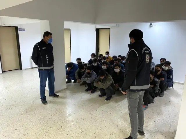 Samsun'da Afganistan uyruklu 25 düzensiz göçmen yakalandı Samsun'da Afganistan uyruklu 25 düzensiz göçmen yakalandı
