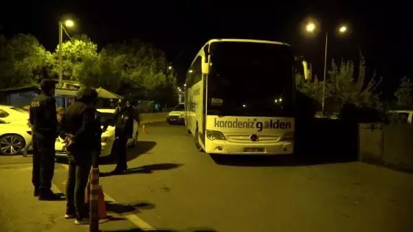 Samsun'da sahte kimlik ve seyahat izin belgeli Afgan uyruklu 25 göçmen yakalandı Samsun'da sahte kimlik ve seyahat izin belgeli Afgan uyruklu 25 göçmen yakalandı