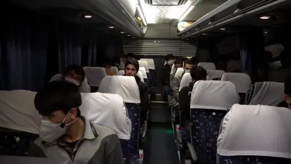 Samsun'da sahte kimlik ve seyahat izin belgeli Afgan uyruklu 25 göçmen yakalandı Samsun'da sahte kimlik ve seyahat izin belgeli Afgan uyruklu 25 göçmen yakalandı