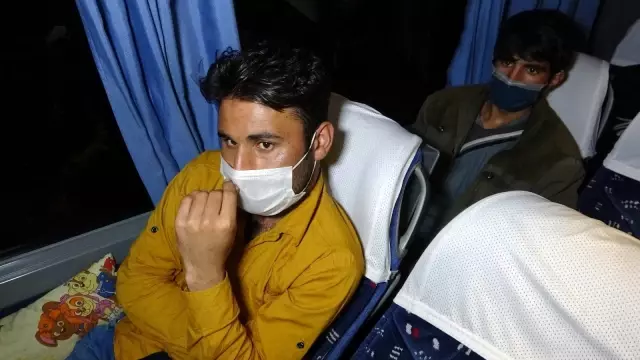 Samsun'da yolcu otobüsünde 25 kaçak göçmen yakalandı Samsun'da yolcu otobüsünde 25 kaçak göçmen yakalandı