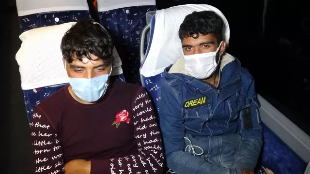 Samsun'da yolcu otobüsünde 25 kaçak göçmen yakalandı Samsun'da yolcu otobüsünde 25 kaçak göçmen yakalandı