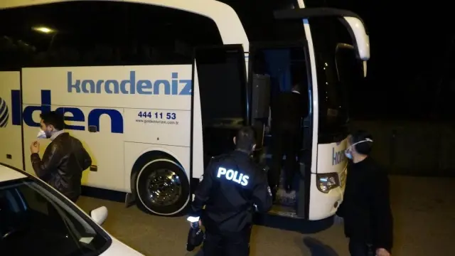 Samsun'da yolcu otobüsünde 25 kaçak göçmen yakalandı Samsun'da yolcu otobüsünde 25 kaçak göçmen yakalandı