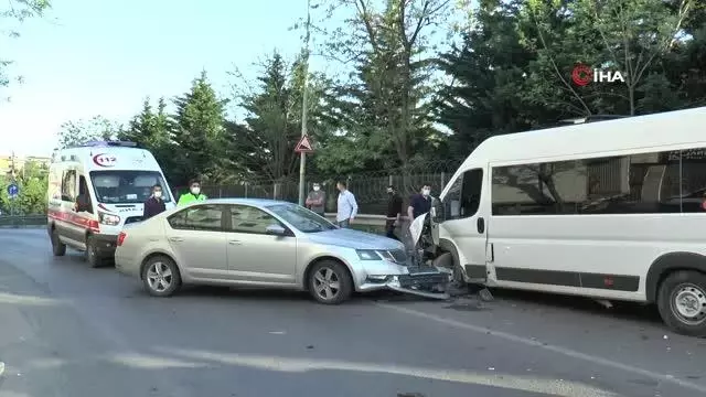 Sultanbeyli'de servis minibüsüyle otomobil kafa kafaya çarpıştı: 1 yaralı Sultanbeyli'de servis minibüsüyle otomobil kafa kafaya çarpıştı: 1 yaralı