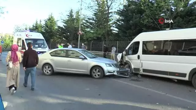 Sultanbeyli'de servis minibüsüyle otomobil kafa kafaya çarpıştı: 1 yaralı Sultanbeyli'de servis minibüsüyle otomobil kafa kafaya çarpıştı: 1 yaralı