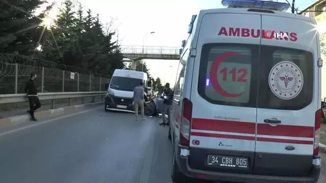 Sultanbeyli'de servis minibüsüyle otomobil kafa kafaya çarpıştı: 1 yaralı Sultanbeyli'de servis minibüsüyle otomobil kafa kafaya çarpıştı: 1 yaralı